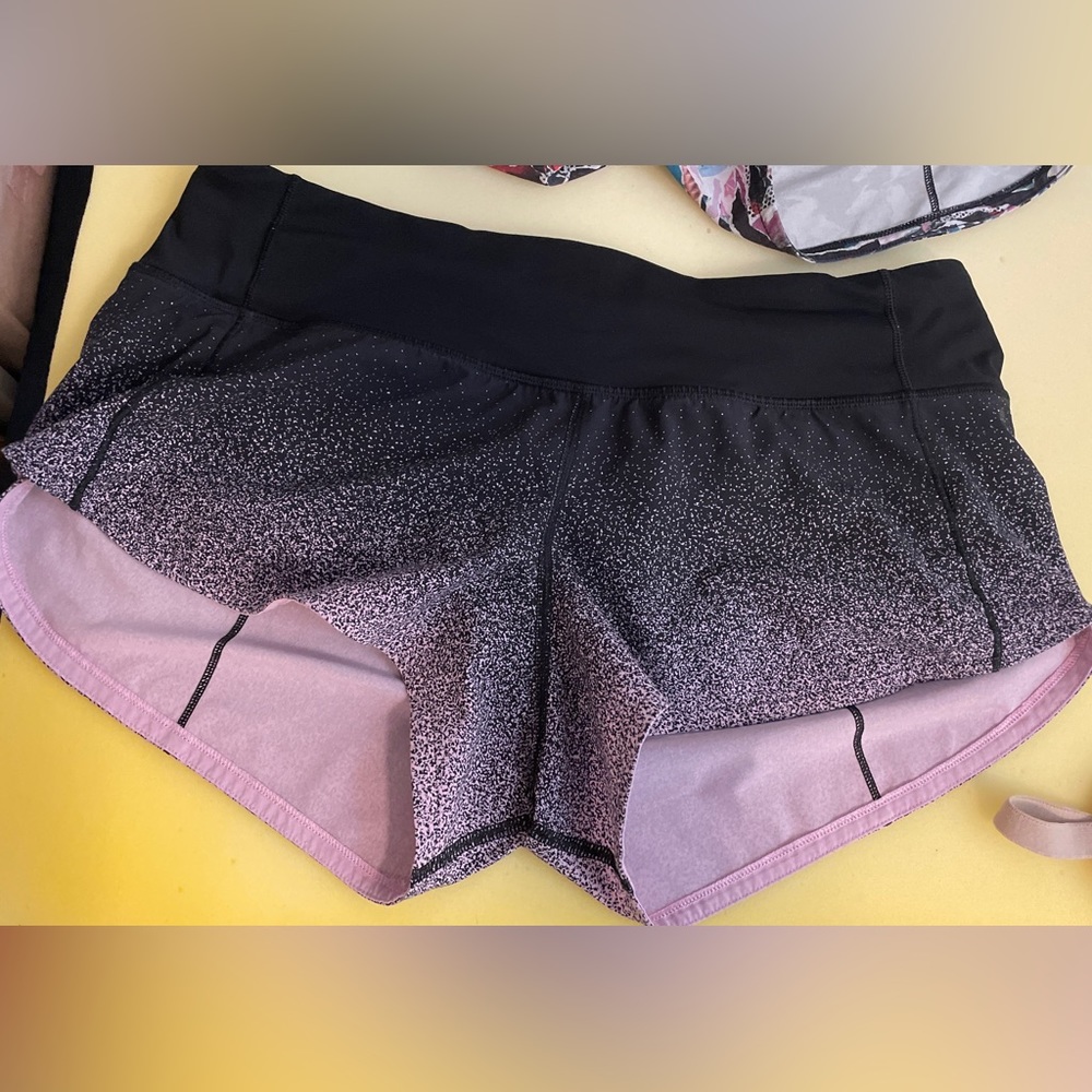 LULULEMON SPEED UP SHORTS SIZE 6 / 2.5 INCH INSEAM BLACK AND PINK SPECKLED
